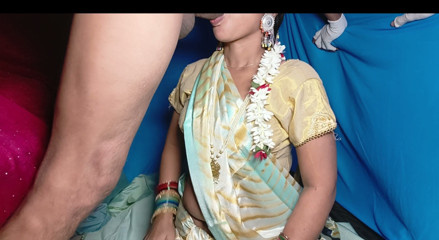 After sucking the penis by putting it in her mouth, aunty fucked her by making her pussy like a hut puuay fuck