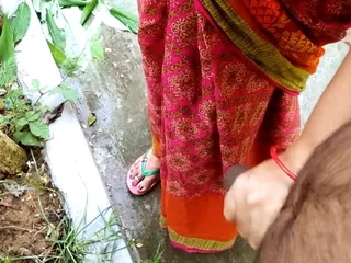 Desi Kamwali Bai ko garden me le jakar pela