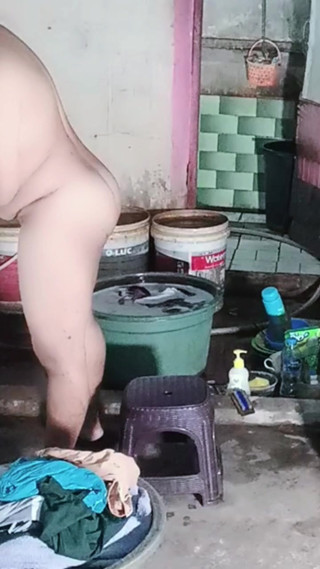 I dance naked and masturbate, while there is no husband at home