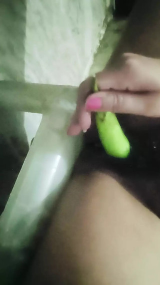 Bhabhi Ne viewers Ko Kiya Khush Apne Chut ka Pani Nikal diya