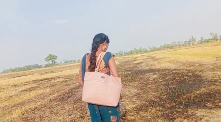 desi bhabhi urineing in the field