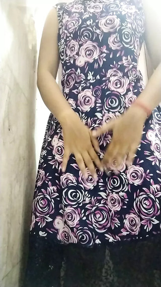 Bhen ko nahate dekh lund kada ho gya fir banaya video dekho fir kya hua jab bhen n pakda