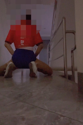 Came to drop off a friend at the condo, got horny, took a doll to fuck on the second floor of the friend's condo.