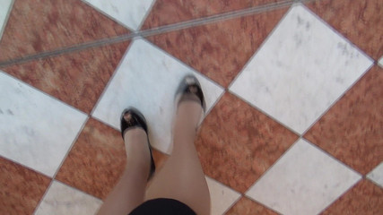In der Kroepcke Passage - Hannver in Guess Heels gestoeckelt