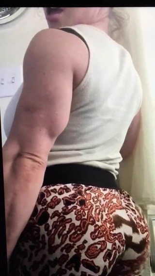 Brandi Mae flexing her muscle booty