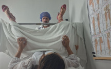 Noivo Leva Sua Noiva Ao Medico Que O Faz Uma Exame Ginecologico!