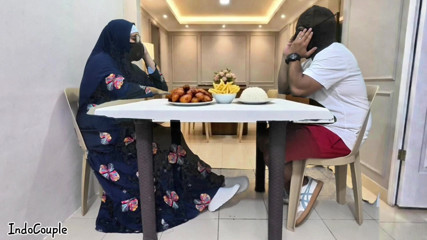 Guru sekolah hijab muslim pergi untuk kencan dengan bintang