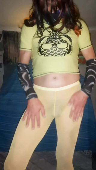 Part 2 of my yellow shorts and yellow pantihose teaser