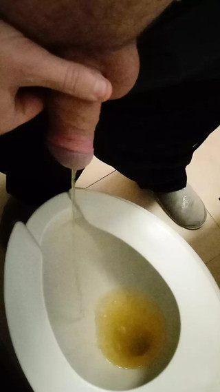 Young BOY pissing, VERY HOT)))