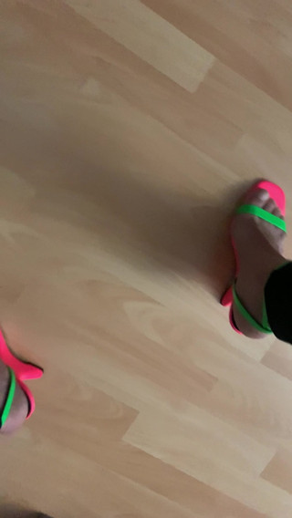 Cumming again in green and pink heels