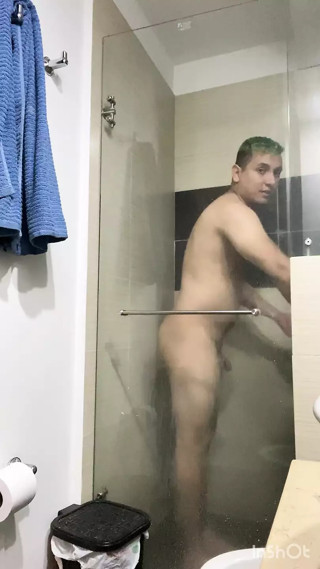 I record my cousin again without him noticing while he bathes