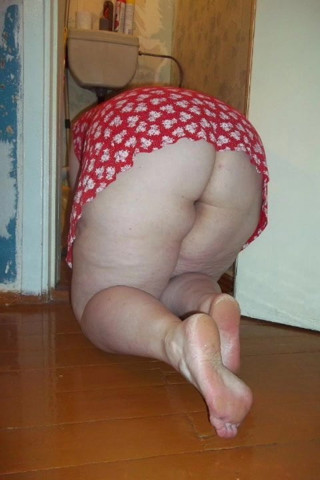 Fat housewife without panties washes the floors. Photo.