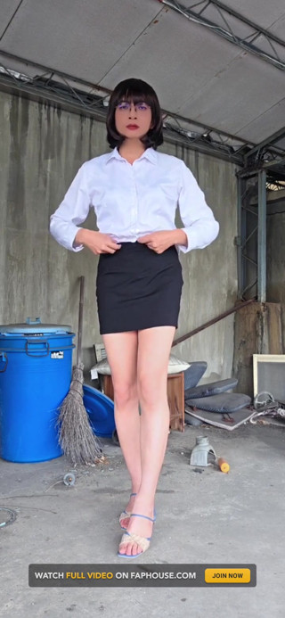 Shemale Tingxuan Wears a Chastity Cage