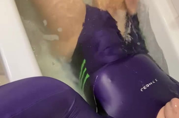 In lehoex leotards and tights in my bath for a good momment