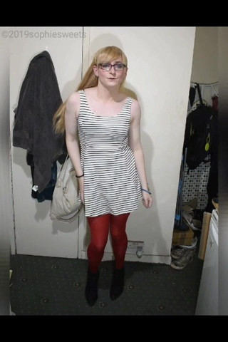 Sophiesweets... Wiggles, Teases and flashes butt in HD