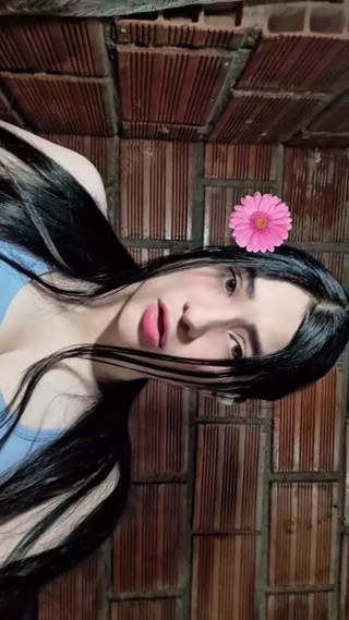 Gomez shows off her big tits