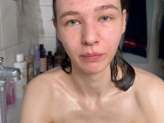 18yo very Skinny Teen Girl with small tits and large Labia fucks herself till Squirting