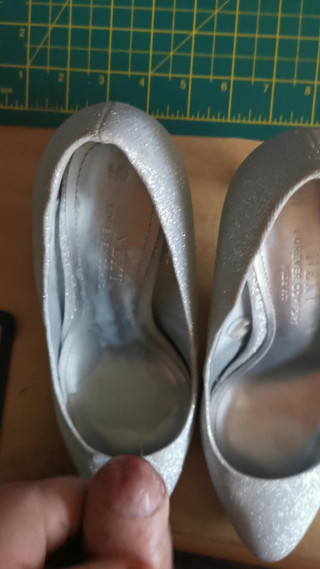 Silver heels spunked on - huge load