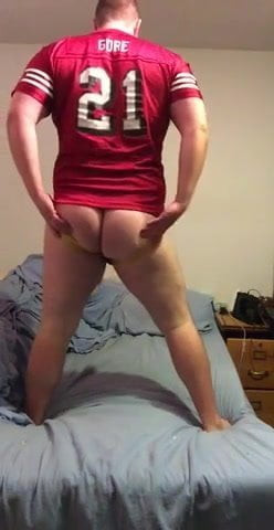 Beefy guy shows off ass and twerks
