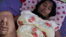 Father &amp; daughter hot pussy sex - Father aapne beti ki chut me aapna land dal rahe he.