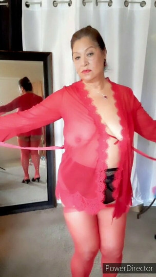 Mature Latina granny with saggy tits dancing
