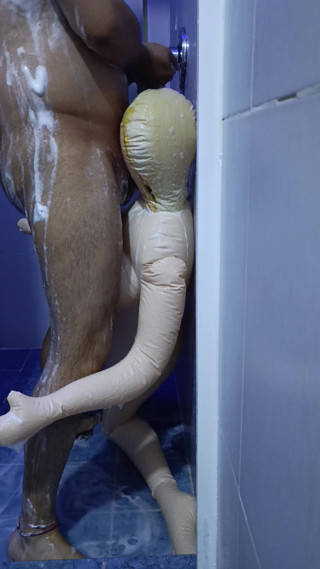 I take a bath with my inflatable doll in the hotel bathroom.