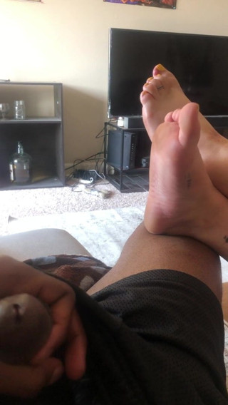 Jacking off too feet