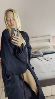 Oops. Hot MILF accidentally flashed her boobs