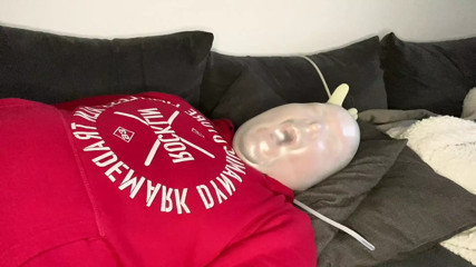 BHDL - LATEXGLOVE BREATHPLAY - LATEXGLOVE BREATHING WITH ZIP TIE ON THE COUCH -