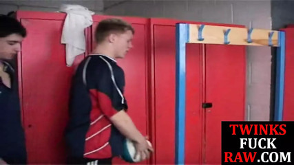 Dick sucked twink breeds bottom in locker room for facial
