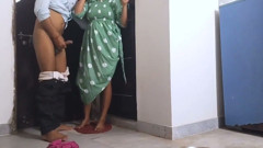 Office Me Ayi Hui Ladki Ne Apni Boss Ke Sath Chut Share Ki