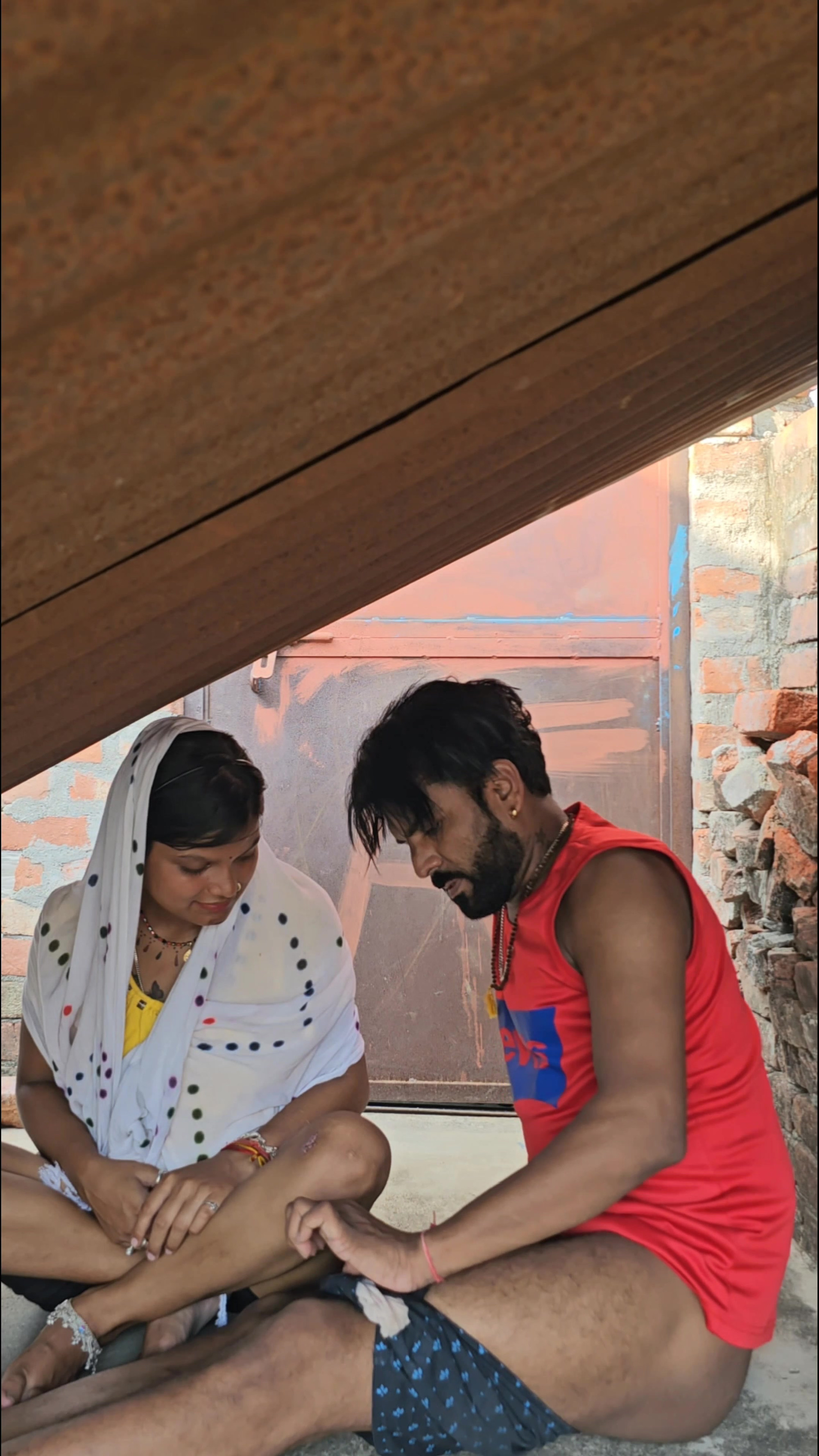 Desi village butiful sali ko jija ne छत pe pela