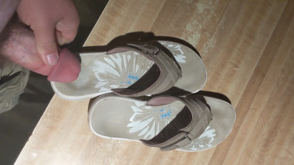 Quick cumshot over flip flops