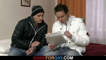 Gay dude seduces him in the new flat