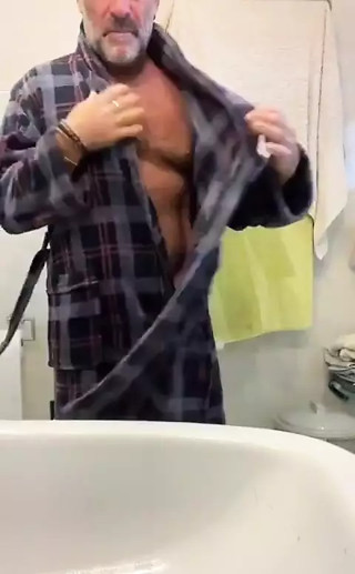 Giving My Cock a Goodmorning Wash