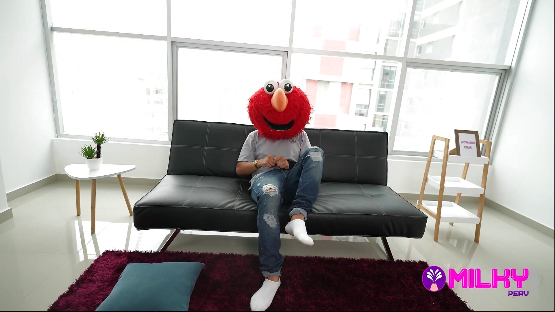 Elmo shoves a big ass Venezuelan woman up the ass