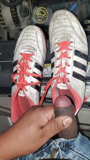 mechanic found smelly soccer shoes in van