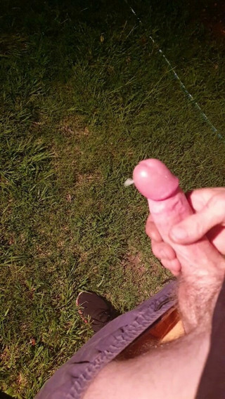 Str8 Aussie guy wanking outdoors