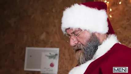MEN – Santa Daddy Cakes Gives Benjamin Blue His Christmas Present, A Dripping Ass Creampie