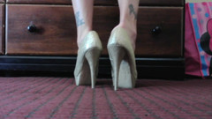 Standing shoeplay dipping