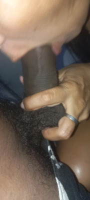My wife's manicurists see the cock standing up and don't hesitate to suck