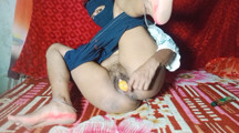 18 sal ki college ladki ne bur me tamatar dal liya