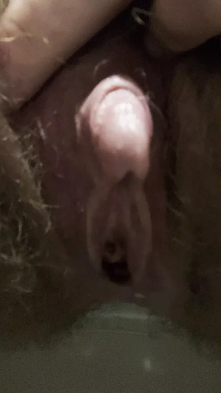 The anticipation of peeing (piissing on camera) thumbnail