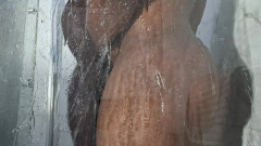 Take a bath with your boyfriend t strengthens your love.