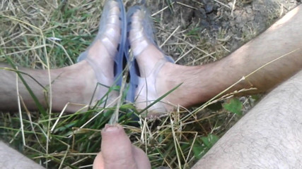 abpissen in der Natur auf Gummischuhe