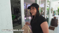 REALITY KINGS - Kinky Emerald Loves Turns A Simple Delivery Into A Wild Fuck Session With Her Biggest Fan
