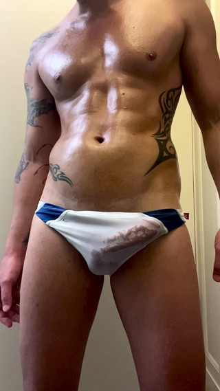Muscle guy with thick cock oils up in speedos