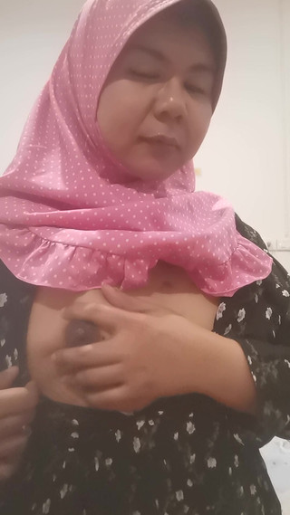 Laila rubbed her with her fingers while waiting for her stepbrother to come.