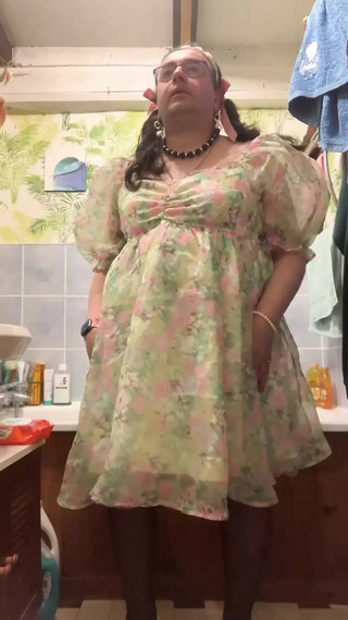 In babydoll style outfit to make a pee in my diaper