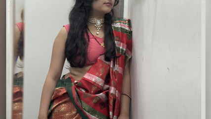 Desi bhabhi ke room mein aate hi unki chut mein land daal diya Desi bhabhi sex video